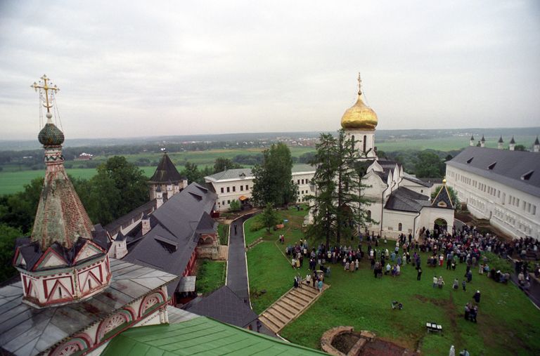 Во дворе Саввино-Сторожевского монастыря