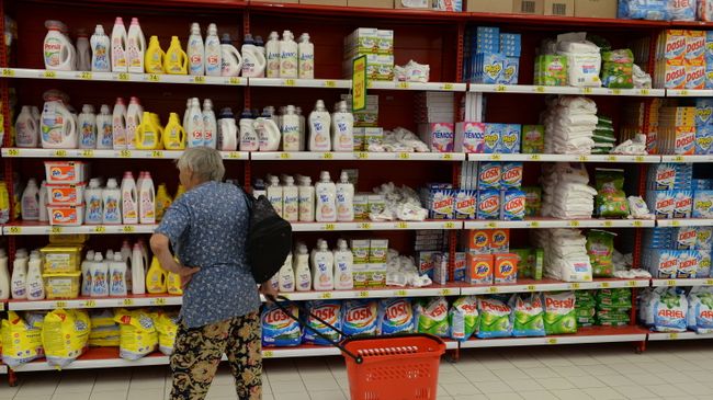 Импортные моющие и чистящие средства на полках одного из магазинов. Архвное фото Импортные моющие и чистящие средства на полках одного из магазинов. Архвное фото
