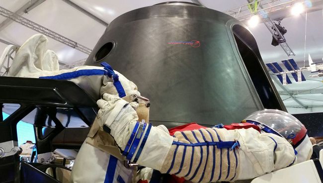 Первый в мире командный отсек для космического корабля ПТК НП на МАКС-2015 Первый в мире командный отсек для космического корабля ПТК НП на МАКС-2015