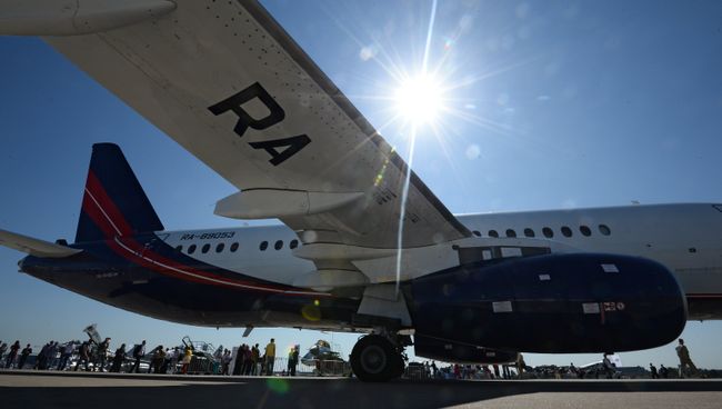 Самолет Sukhoi Superjet 100 во время открытия Международного авиационно-космического салона МАКС-2015 Самолет Sukhoi Superjet 100 во время открытия Международного авиационно-космического салона МАКС-2015
