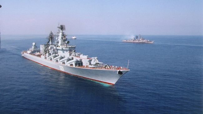 Флагманский корабль Черноморского флота гвардейский ракетный крейсер Москва. Архивное фото