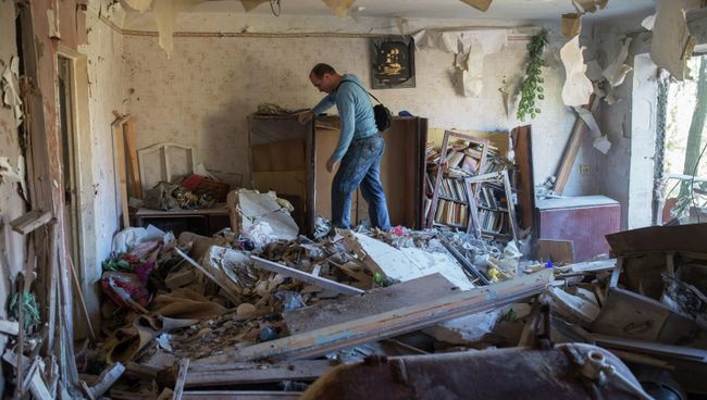 Жители Горловки в разрушенной квартире многоквартирного жилого дома на улице Кирова Жители Горловки в разрушенной квартире многоквартирного жилого дома на улице Кирова