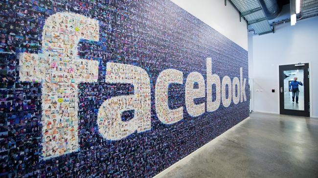Логотип социальной сети Facebook в дата-центре компании в Швеции. Архивное фото