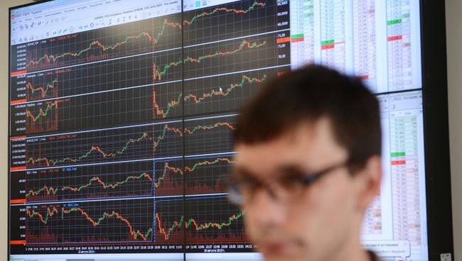 Сотрудник в офисе группы Московская Биржа ММВБ-РТС. Архивное фото