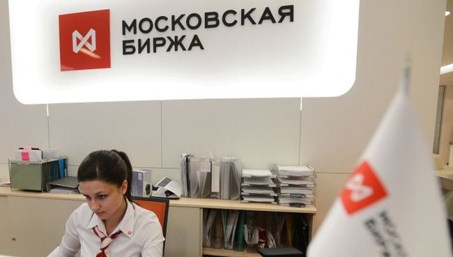 Сотрудница в офисе группы Московская Биржа ММВБ-РТС. Архивное фото