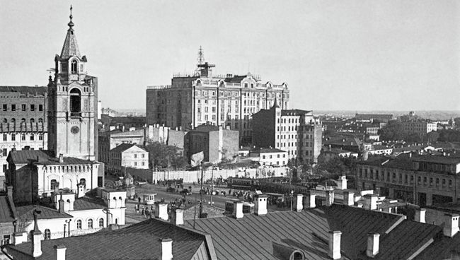 Колокольня Страстного монастыря (слева). Архивное фото Колокольня Страстного монастыря (слева). Архивное фото