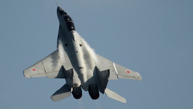 Истребитель МиГ-35 во время показательных выступлений на Международном авиационно-космическом салоне МАКС-2015 Истребитель МиГ-35 во время показательных выступлений на Международном авиационно-космическом салоне МАКС-2015
