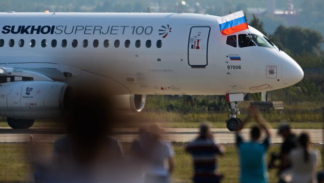 Самолет Сухой Суперджет-100 на Международном авиационно-космическом салоне МАКС-2015 в подмосковном Жуковском Самолет Сухой Суперджет-100 на Международном авиационно-космическом салоне МАКС-2015 в подмосковном Жуковском