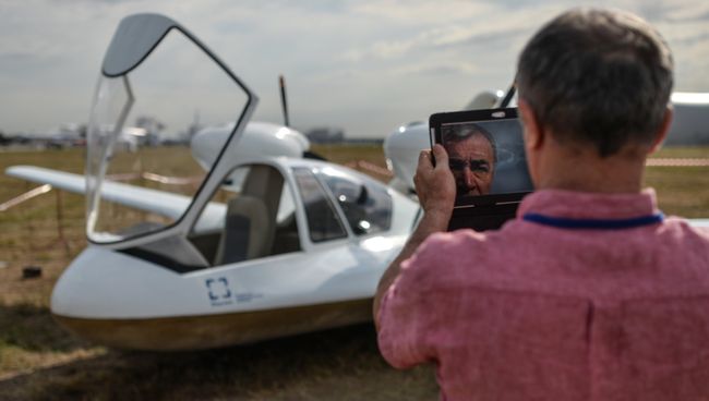 Посетитель у беспилотного аппарата Чирок на Международном авиационно-космическом салоне МАКС-2015 в подмосковном Жуковском Посетитель у беспилотного аппарата Чирок на Международном авиационно-космическом салоне МАКС-2015 в подмосковном Жуковском