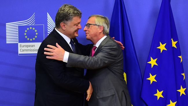 Президент Украины Петр Порошенко и председатель Европейской комиссии Жан-Клод Юнкер. Архивное фото Президент Украины Петр Порошенко и председатель Европейской комиссии Жан-Клод Юнкер. Архивное фото
