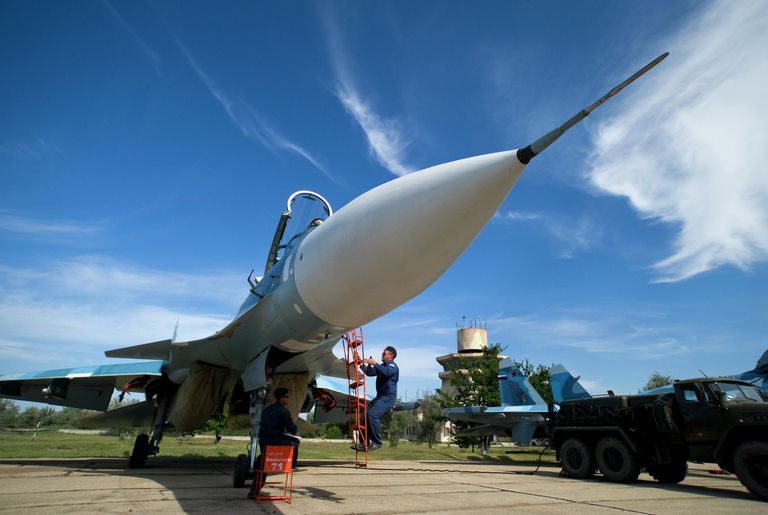 Тренировочные полеты летчиков палубной авиации на тренажере Нитка в Крыму Тренировочные полеты летчиков палубной авиации на тренажере Нитка в Крыму