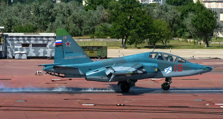 Самолет СУ-25УТГ после тренировочного полета летчиков палубной авиации Самолет СУ-25УТГ после тренировочного полета летчиков палубной авиации