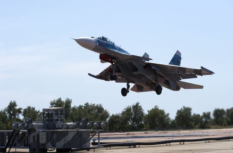 Самолет СУ-33 во время тренировочного полета летчиков палубной авиации Самолет СУ-33 во время тренировочного полета летчиков палубной авиации