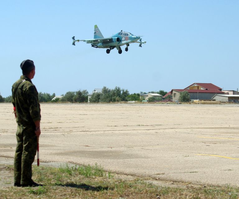Самолет СУ-25УТГ во время тренировочного полета летчиков палубной авиации Северного флота Самолет СУ-25УТГ во время тренировочного полета летчиков палубной авиации Северного флота