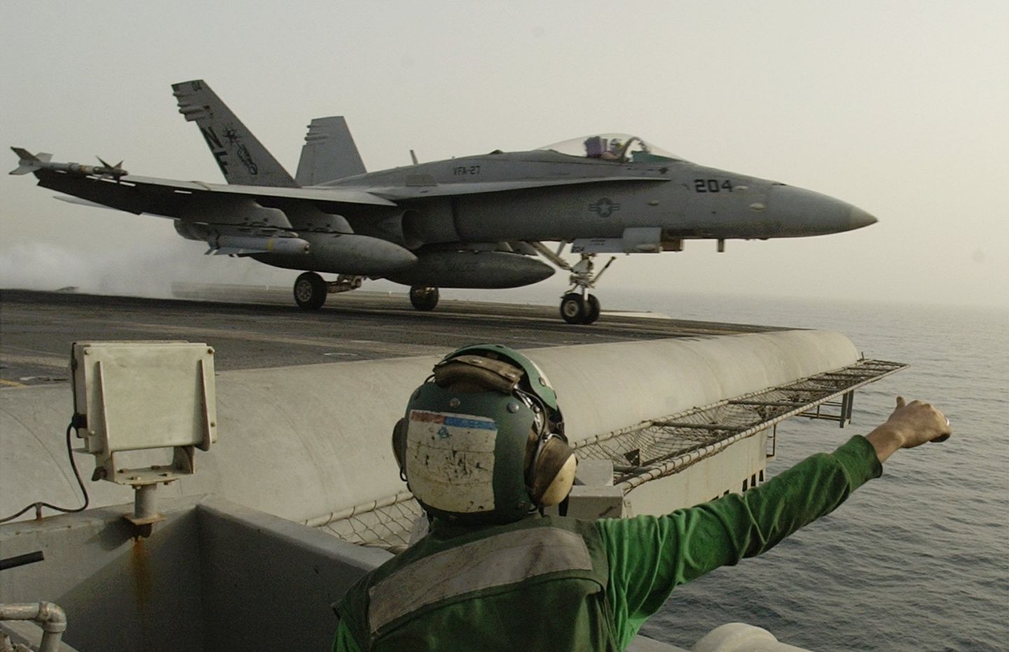 Американский штурмовик F/A-18 Hornet взлетает с палубы авианосца Китти Хоук в Персидском заливе. 21 марта 2003 года Американский штурмовик F/A-18 Hornet взлетает с палубы авианосца Китти Хоук в Персидском заливе. 21 марта 2003 года