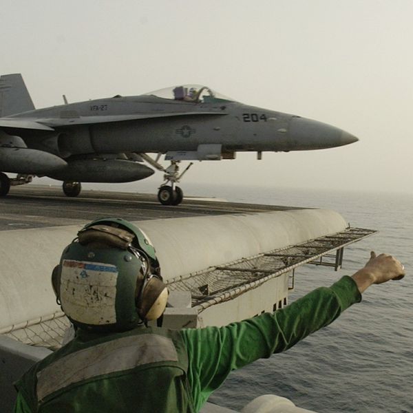 Американский штурмовик F/A-18 Hornet взлетает с палубы авианосца Китти Хоук в Персидском заливе. 21 марта 2003 года Американский штурмовик F/A-18 Hornet взлетает с палубы авианосца Китти Хоук в Персидском заливе. 21 марта 2003 года