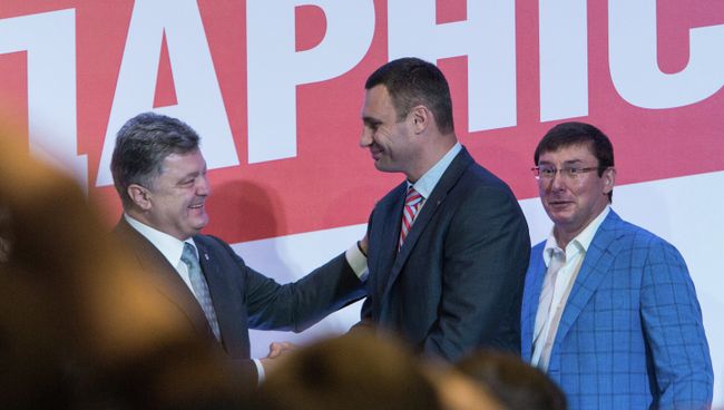 Президент Украины Петр Порошенко, мэр Киева Виталий Кличко и бывший лидер фракции Блок Петра Порошенко Юрий Луценко на съезде УДАРа и Блока Петра Порошенко Солидарность Президент Украины Петр Порошенко, мэр Киева Виталий Кличко и бывший лидер фракции Блок Петра Порошенко Юрий Луценко на съезде УДАРа и Блока Петра Порошенко Солидарность