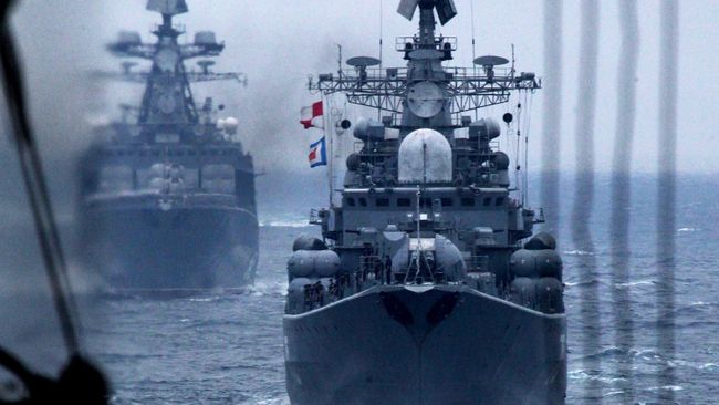 Корабли Тихоокеанского флота РФ во время военно-морского парада в заливе Петра Великого в рамках завершения российско-китайских военно-морских учений. Архивное фото