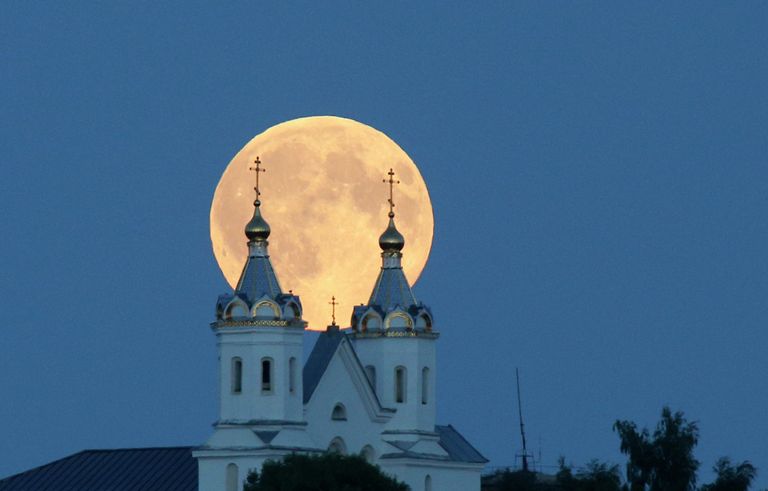 Космическое явление - суперлуние. Новогрудок, Белоруссия Космическое явление - суперлуние. Новогрудок, Белоруссия
