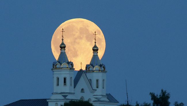 Космическое явление - суперлуние. Новогрудок, Белоруссия Космическое явление - суперлуние. Новогрудок, Белоруссия