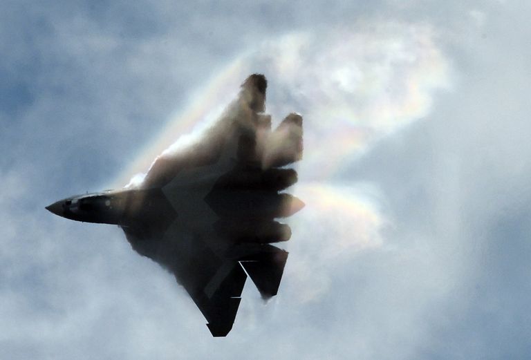 Самолет Т-50 во время выступления на Международном авиационно-космическом салоне МАКС-2015