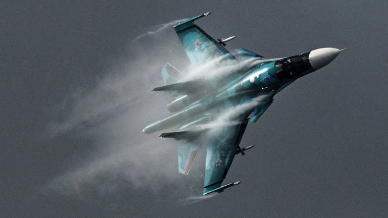 Самолет Су-34 во время выступления на Международном авиационно-космическом салоне МАКС-2015
