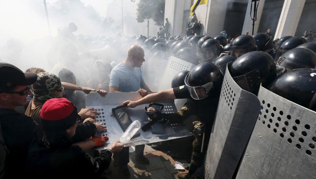 Участники протестной акции у Верховной Рады Украины в Киеве во время столкновений с полицией Участники протестной акции у Верховной Рады Украины в Киеве во время столкновений с полицией