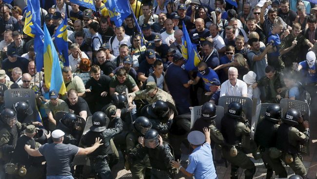 Участники протестной акции у Верховной Рады Украины в Киеве во время столкновений с полицией