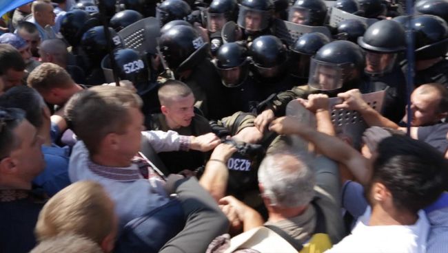 Беспорядки у Рады: взрыв гранаты и потасовка митингующих с силовиками