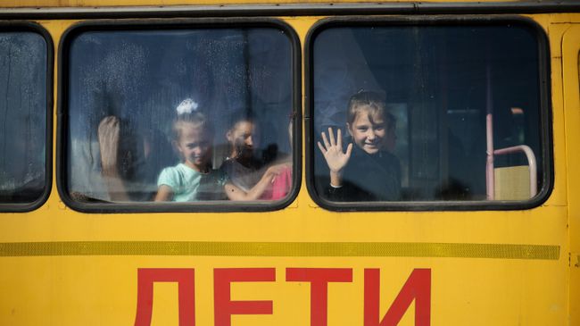 Дети едут в школу. Архивное фото Дети едут в школу. Архивное фото