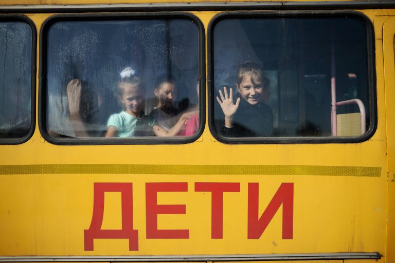 Дети едут на торжественную линейку, посвященную Дню знаний, в село Новолуговое Новосибирской области Дети едут на торжественную линейку, посвященную Дню знаний, в село Новолуговое Новосибирской области