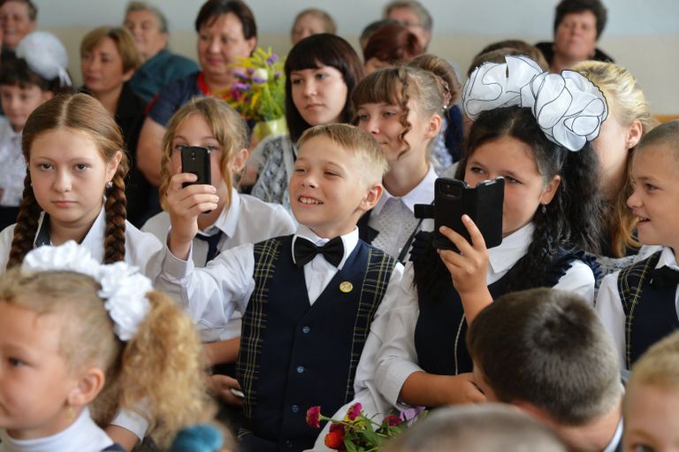 Ученики на линейке в Лебедевской школе Челябинской области Ученики на линейке в Лебедевской школе Челябинской области