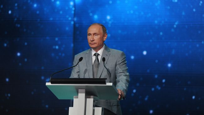 Президент РФ Владимир Путин выступает в День знаний перед школьниками