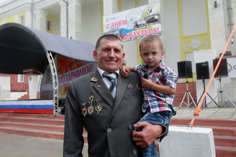 Почетный шахтер Александр Левкович пришел на праздник со своим внуком Почетный шахтер Александр Левкович пришел на праздник со своим внуком