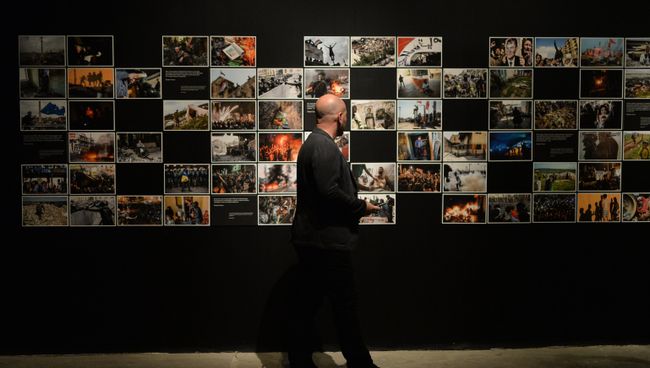 Посетитель на открытии фотовыставки победителей и призеров Международного конкурса фотожурналистики имени Андрея Стенина. Архив