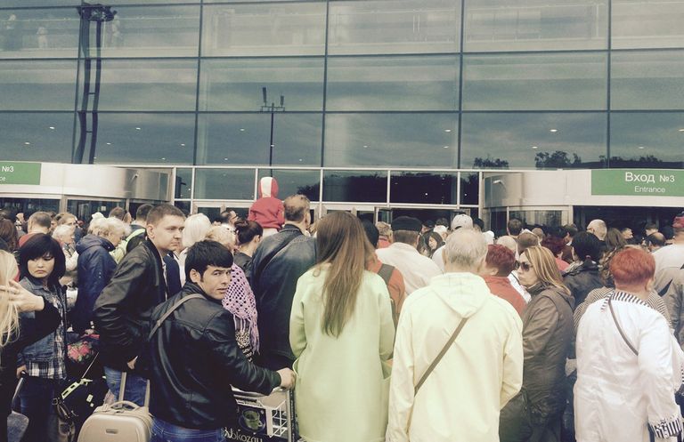 Пассажиры у здания аэропорта Домодедово после задержки рейсов из-за задымления Пассажиры у здания аэропорта Домодедово после задержки рейсов из-за задымления