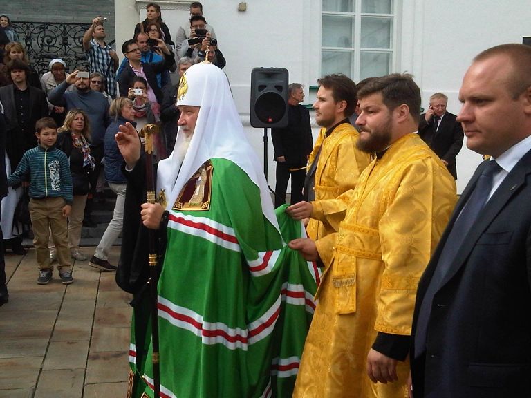 Патриарший крестный ход из Кремля до Высоко-Петровского монастыря Патриарший крестный ход из Кремля до Высоко-Петровского монастыря