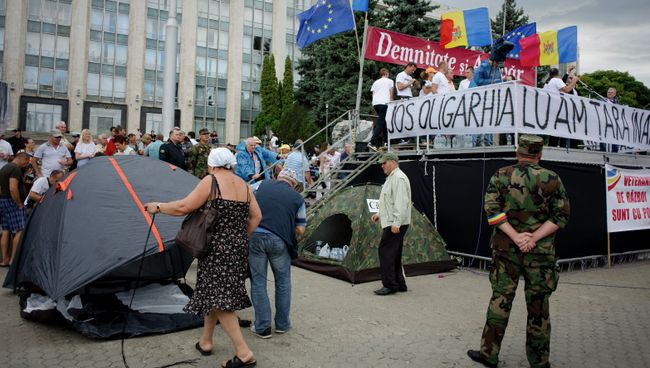 Участники антиправительственных акций протеста в Кишиневе Участники антиправительственных акций протеста в Кишиневе