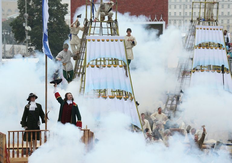 Участники театрализованного представления во время церемонии открытия Дня города Москвы на Красной площади Участники театрализованного представления во время церемонии открытия Дня города Москвы на Красной площади