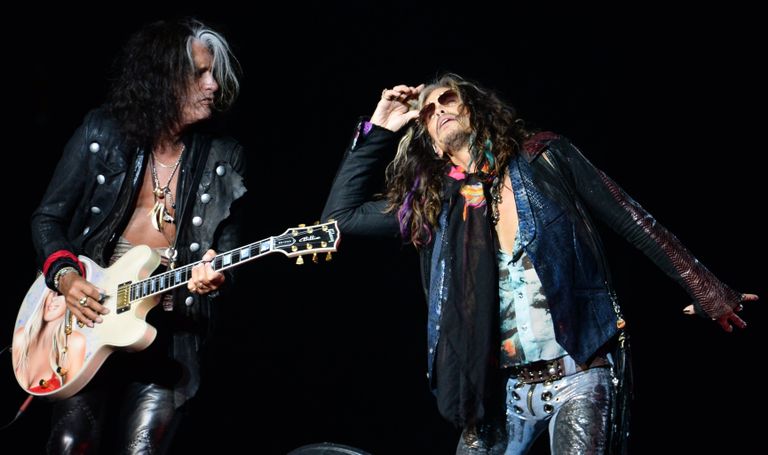 Вокалист группы Aerosmith Стивен Тайлер (справа) и гитарист Джо Перри выступают на концерте, посвященном Дню города на Лубянской площади в Москве Вокалист группы Aerosmith Стивен Тайлер (справа) и гитарист Джо Перри выступают на концерте, посвященном Дню города на Лубянской площади в Москве