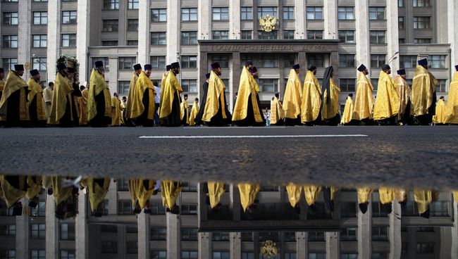 Крестный ход московского Кремля к Высоко-Петровскому монастырю. Архивное фото Крестный ход московского Кремля к Высоко-Петровскому монастырю. Архивное фото