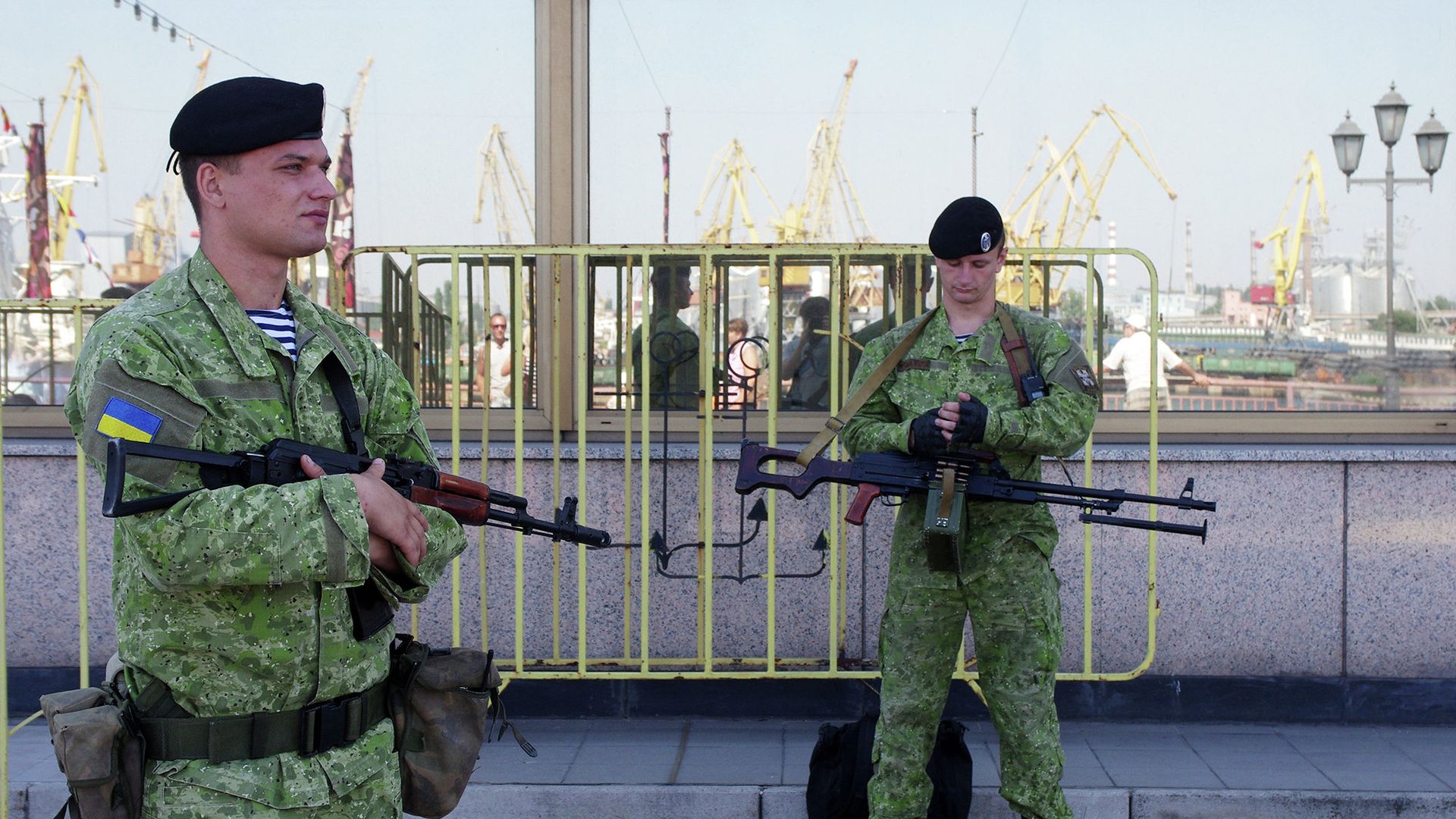 Украинские военные в порту Одессы Украинские военные в порту Одессы - РИА Новости, 1920, 22.03.2022