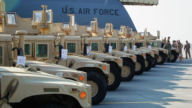 Американские бронированные автомобили HMMWV в аэропорту Борисполь Американские бронированные автомобили HMMWV в аэропорту Борисполь