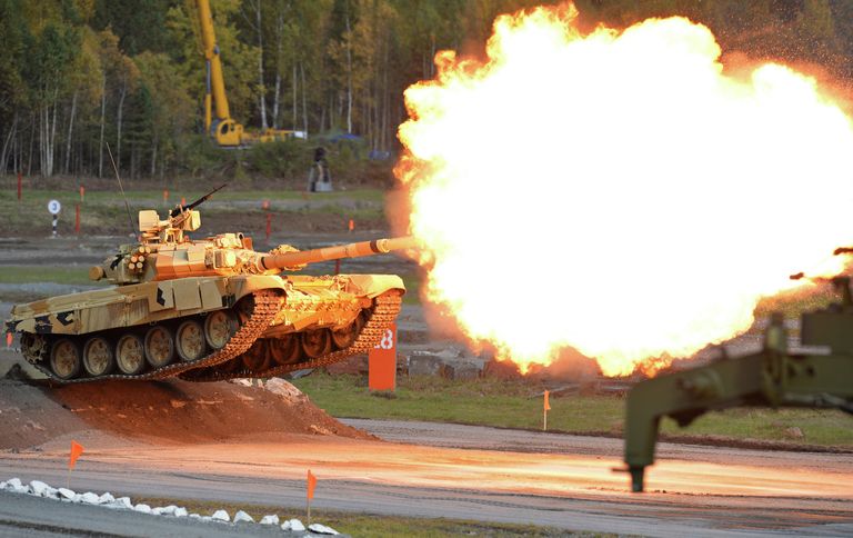 Танк во время демонстрационных стрельб на открытии выставки Russia arms expo