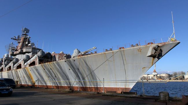 Ракетный крейсер Украина на Николаевском судостроительном заводе на Украине. Архивное фото