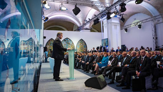 Президент Украины Петр Порошенко (справа) выступает на 12-й ежегодной встречи Ялтинской Европейской Стратегии в Киеве. Архивное фото