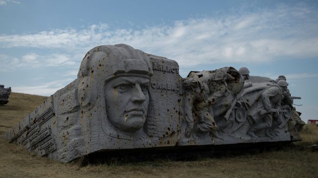 Руины мемориала на кургане Саур-Могила в Донецкой области. Архивное фото
