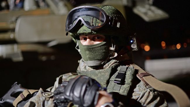 Военнослужащий в экипировке Ратник Военнослужащий в экипировке Ратник