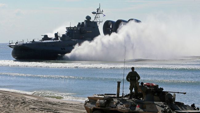 Малый десантный корабль на воздушной подушке Мордовия и бронетранспортер БТР-80 на совместных российско-белорусских учениях Щит Союза-2015 в Калининградской области