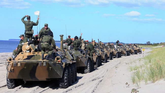 Бронетранспортеры БТР-80 на совместных российско-белорусских учениях Щит Союза-2015 в Калининградской области